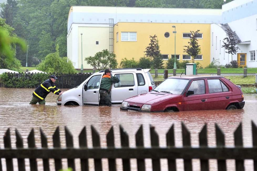 Hostinné na Trutnovsku zaplavilo 2. června rozvodněné Labe. V centru bylo zhruba 40 centimetrů vody, se záchranou odříznutých lidí pomáhal vrtulník.