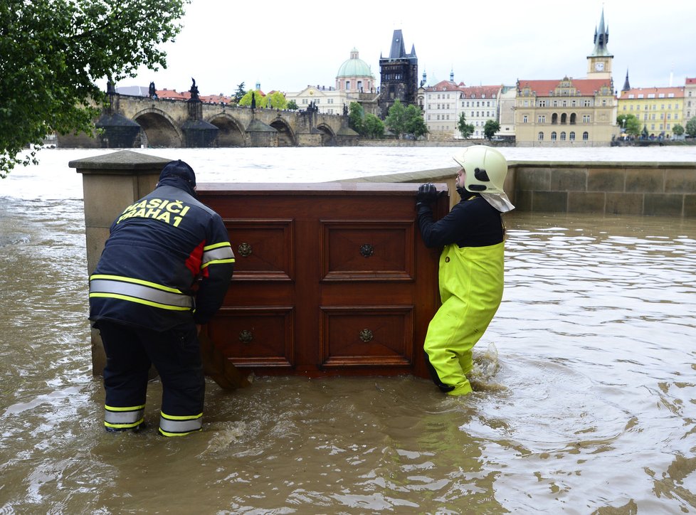 Hasiči zasahují na pražské Kampě, kterou začala 2. června zaplavovat Vltava.