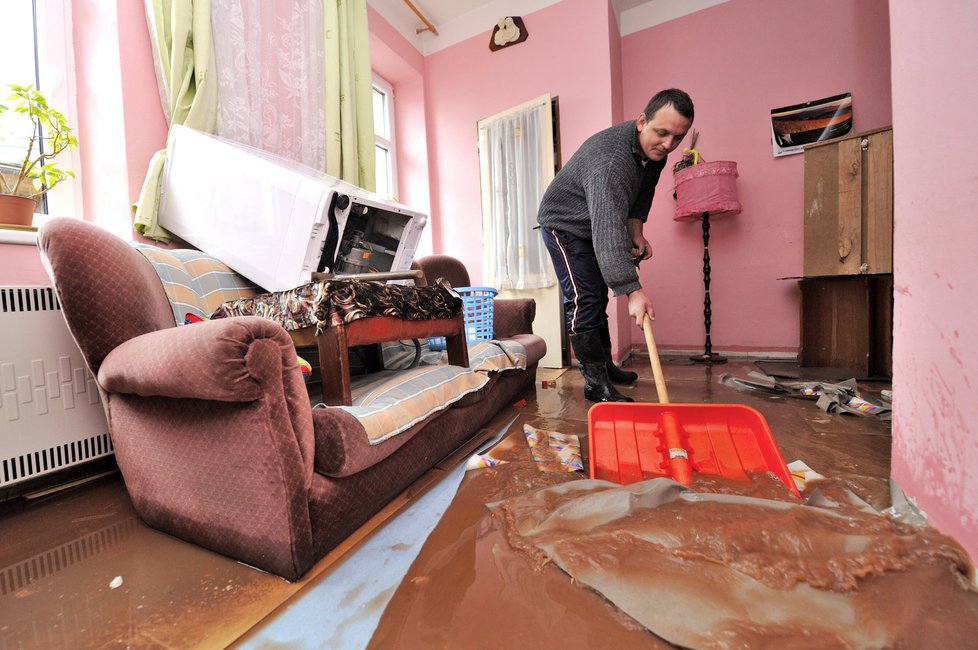 Hostinné na Trutnovsku zaplavilo 2. června rozvodněné Labe. V centru bylo zhruba 40 centimetrů vody, se záchranou odříznutých lidí pomáhal vrtulník. Na snímku Anatolij Kirejev uklízí zaplavený obývák.