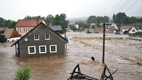 Raspenava - Sobota 12 hodin: Řeka v Raspenavě právě kulminuje