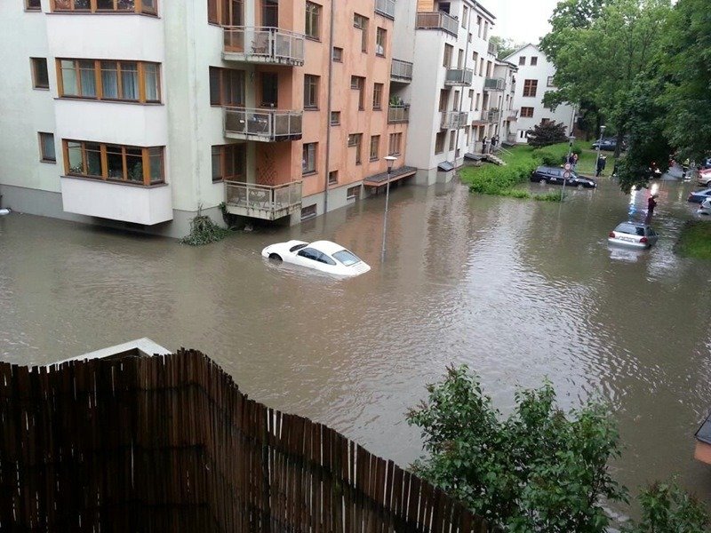 Praha-Záběhlice, voda se rozlila do sídliště, na fotografii plavoucí porsche