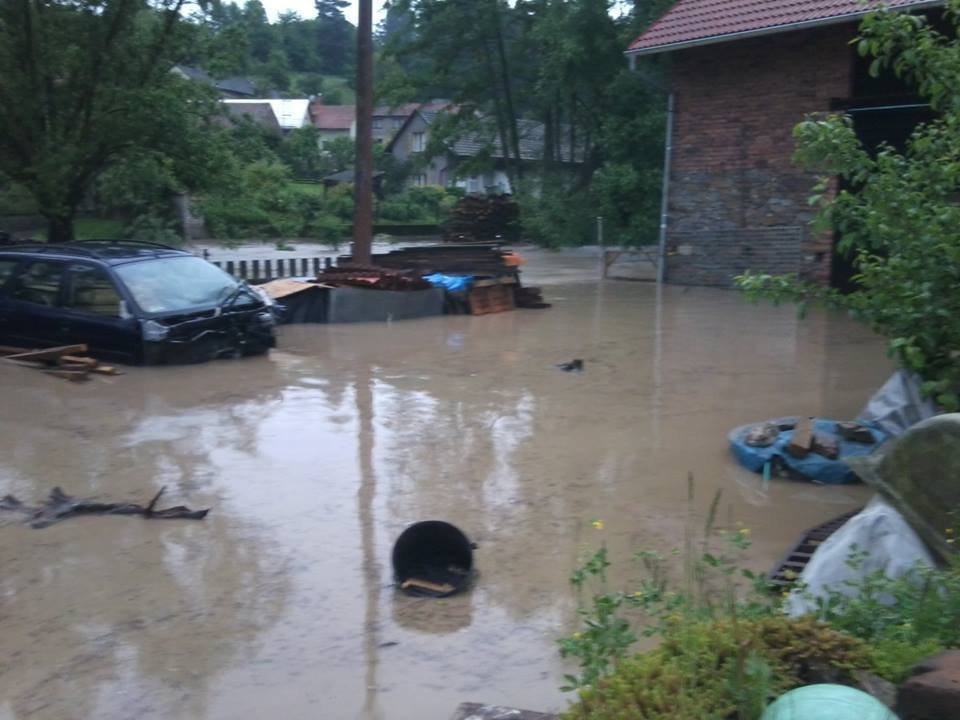 V Doubravčanech na Kolínsku voda zalila celou zahradu i okolí