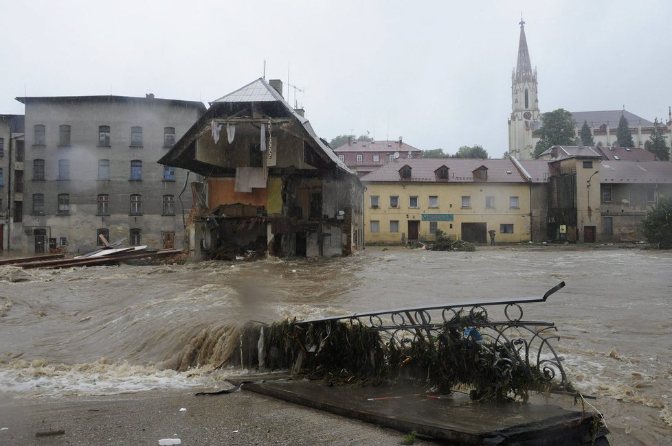 Záplavová vlna strhla 7. srpna část obytného domu v Chrastavě na Liberecku.