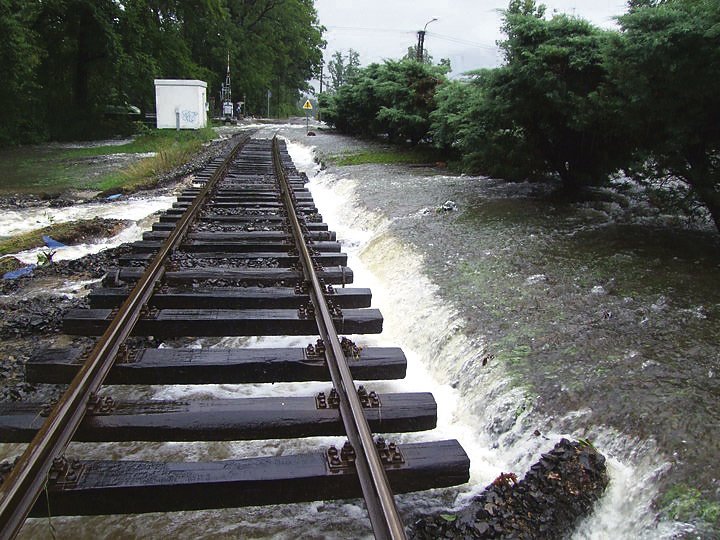 Hejnice - Tudy vlak dlouho nepojede. Trať podemlela voda.