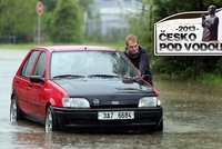 Auto po povodni: Jak ho zprovoznit a nekoupit »potápku«!