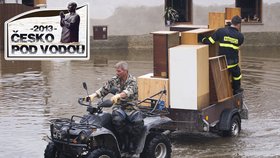 Stovky profesionálních i dobrovolných hasičů likvidují škody po povodni. Práci komplikují majitelé chat, kteří ke svým objektům ještě nedorazili...