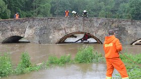 O historický most v Ronově svedli s velkou vodou boj hasiči