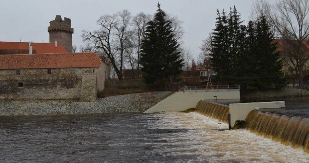 Oteplení zvedlo řeky na Šumavě. Vydra v Modravě má druhý stupeň, Křemelná a Otava (na snímku) první stupeň.