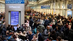 Chaos na britských nádražích kvůli zrušeným vlakům. Jejich provoz byl přerušen kvůli povodním (30.12.2023)