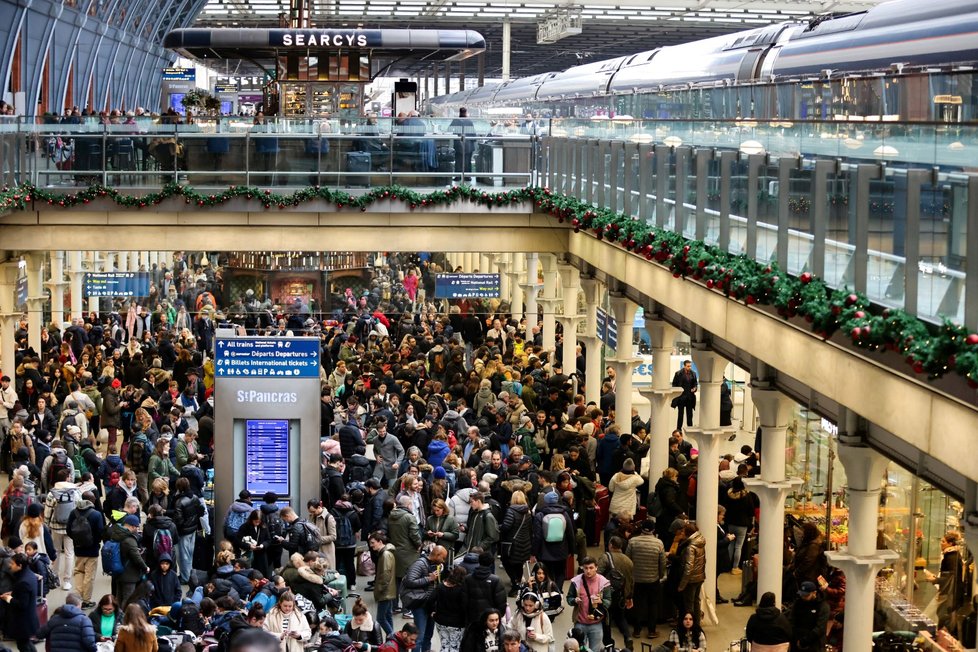 Chaos na britských nádražích kvůli zrušeným vlakům. Jejich provoz byl přerušen kvůli povodním (30.12.2023)