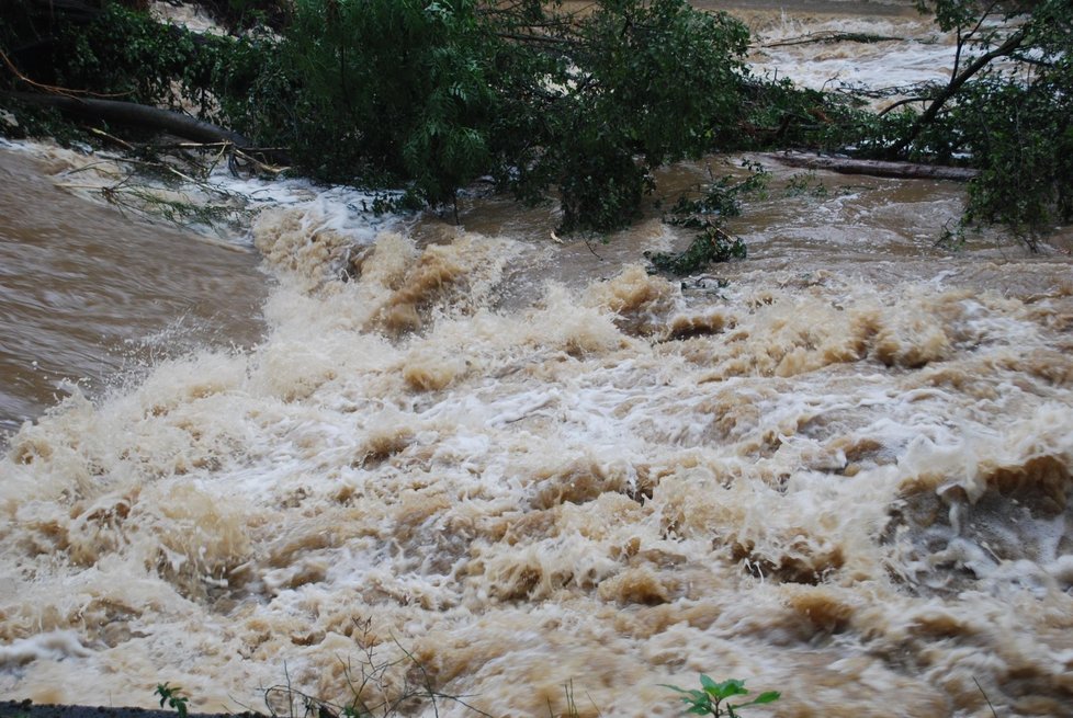 Rozbouřená řeka Volyňka v Nišovicích