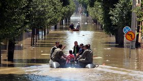 Ničivé záplavy na Balkáně: Bosenští vojáci evakuují lidi z jejich domovů