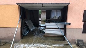 Bleskové povodně zasáhly Heřmanův Městec, kde žije poslanec Marek Výborný se svými dětmi. Do prací se zapojili všichni. (15. 6. 2020)