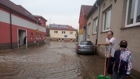 Bleskové povodně zasáhly Heřmanův Městec, kde žije poslanec Marek Výborný se svými dětmi. Do prací se zapojili všichni. (15. 6. 2020)