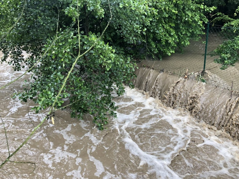 Bleskové povodně zasáhly Heřmanův Městec, kde žije poslanec Marek Výborný se svými dětmi. Do prací se zapojili všichni. (15. 6. 2020)