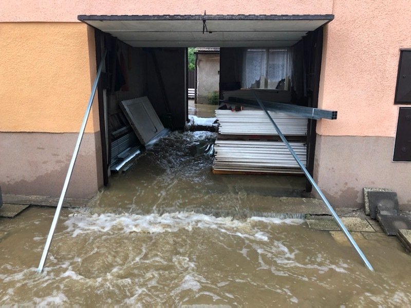 Bleskové povodně zasáhly Heřmanův Městec, kde žije poslanec Marek Výborný se svými dětmi. Do prací se zapojili všichni. (15. 6. 2020)