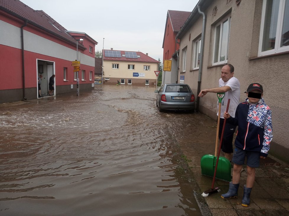 Bleskové povodně zasáhly Heřmanův Městec, kde žije poslanec Marek Výborný se svými dětmi. Do prací se zapojili všichni. (15. 6. 2020)