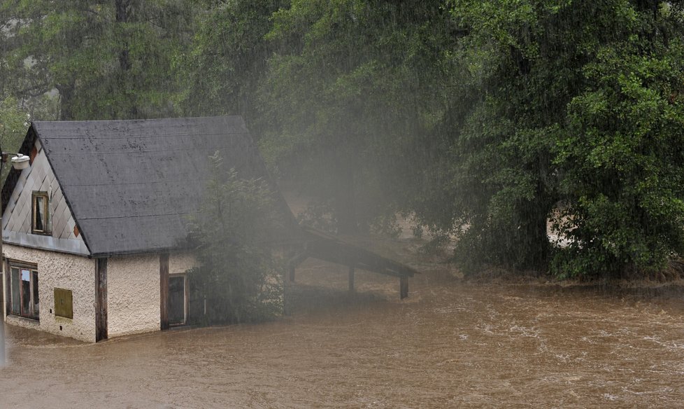 Nejvíce zasažený kraj je Liberecký, v Mníšku zaplavila voda asi 25 domů