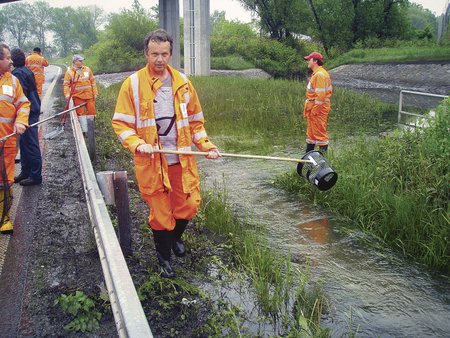 Silničáři v Bohumíně dostali včera netradiční úkol - improvizovaný výlov kaprů ze zatopeného dálničního přivaděče