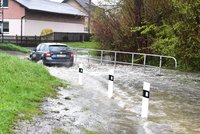 Hladiny řek dál stoupají, hrozí povodně. Jižní Čechy trápí i výpadky proudu