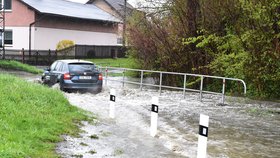 Řidič projíždí rozvodněnou Polančici v Polance nad Odrou.