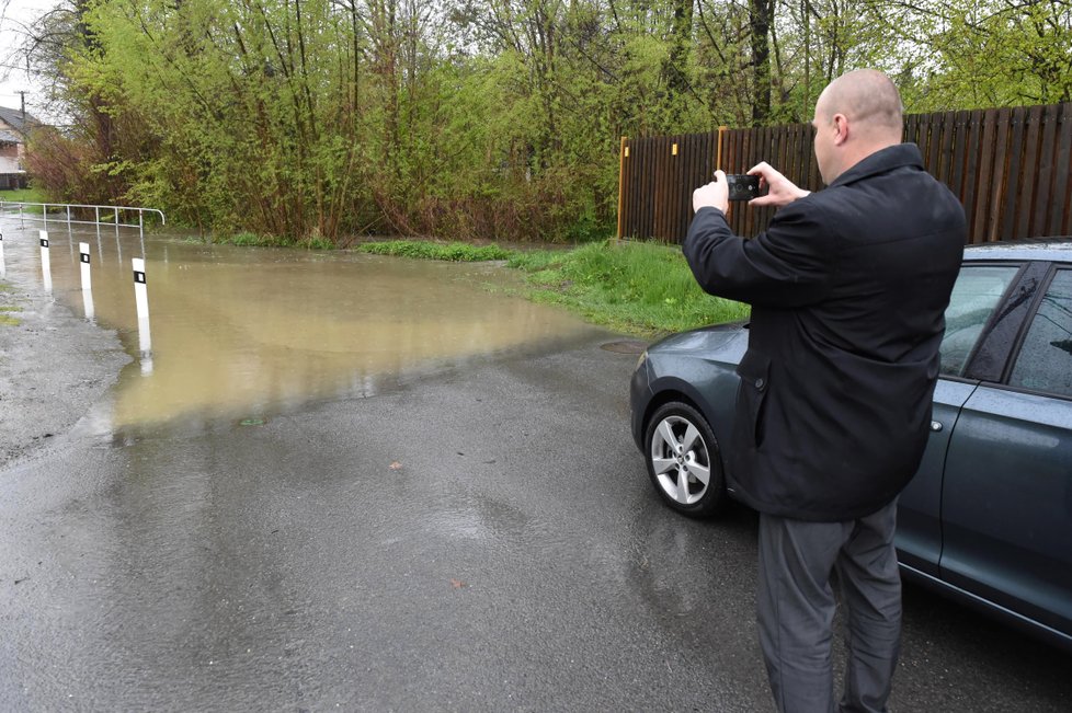 Starosta Polanky nad Odrou Pavel Bochnia fotografuje rozvodněnou Polančici.