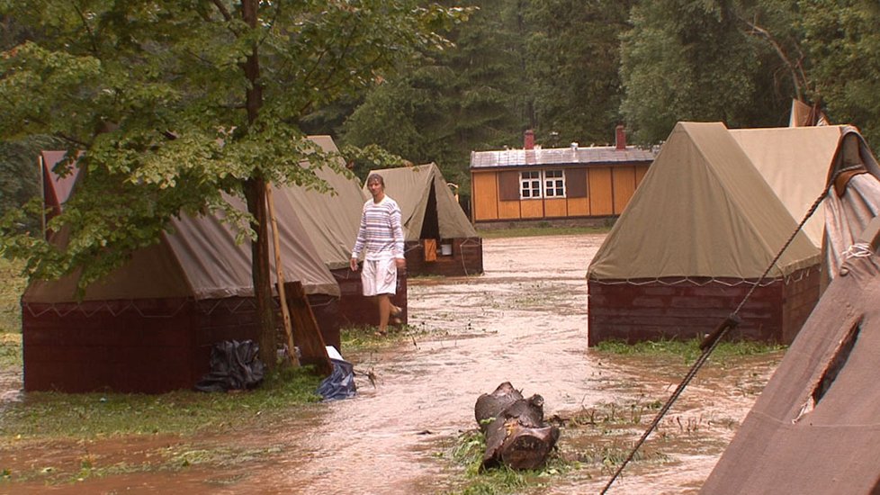 Voda vynala z tábora účastníky táboru u Rabštejnské Lhoty na Chrudimsku