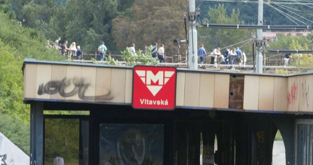 Povodně 2002: Stanice metra Vltavská v Praze.