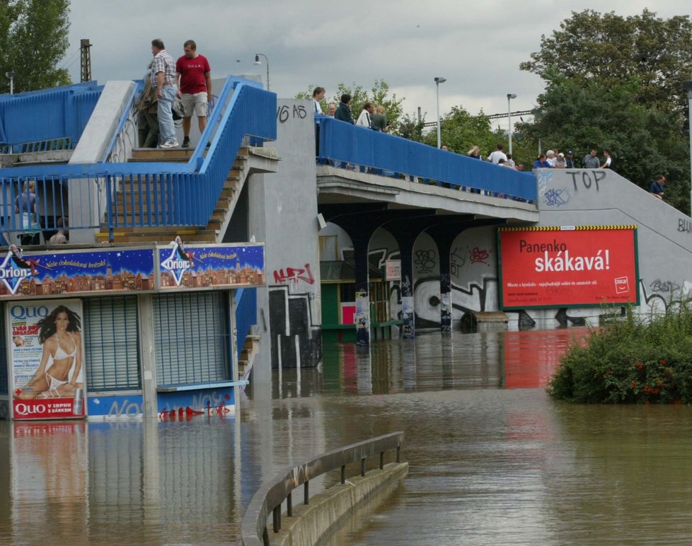 Povodně 2002: Stanice metra Vltavská v Praze.