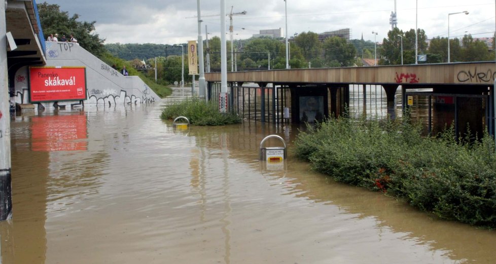 Povodně 2002: Stanice metra Vltavská v Praze.