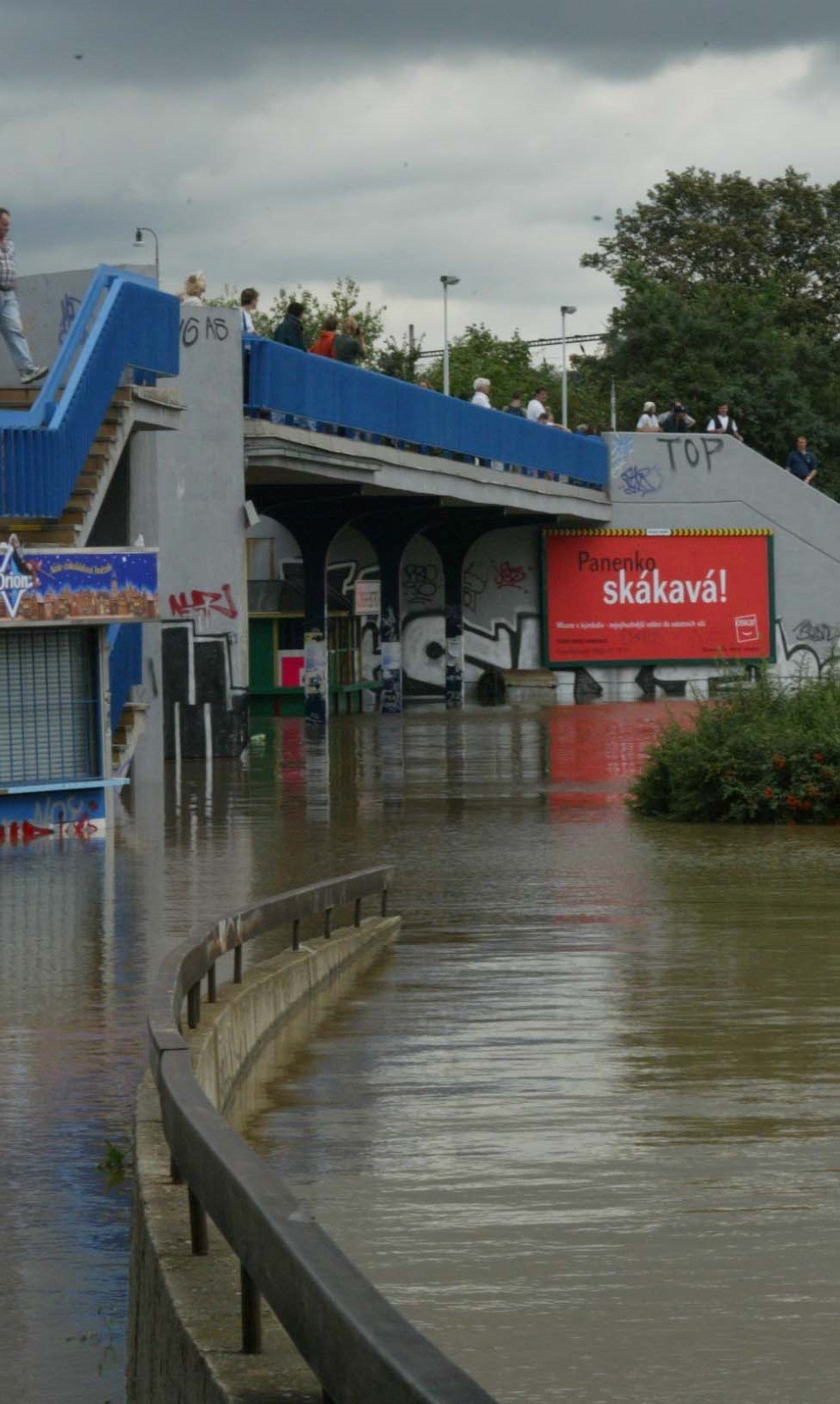 Povodně 2002: Stanice metra Vltavská v Praze.