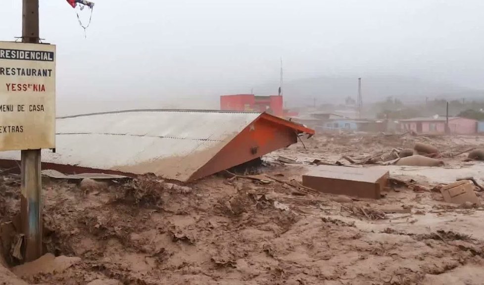 Přívalové povodně dokázaly proměnit poušť Atacamu na místo přípomínající biblickou potopu.