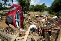 Děsivé vzedmutí živlů na jihu USA: „Tsunami“ má desítky obětí!