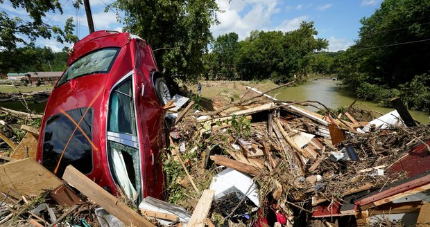 Děsivé vzedmutí živlů na jihu USA: „Tsunami“ má desítky obětí!