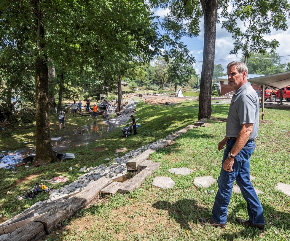 Záplavy v Tennessee si vyžádaly desítky životů. Do oblasti zamířil i guvernér státu  Bill Lee.