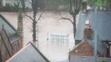 Británii zničil Desmond: Bouře přerušila proud i vlakové spojení