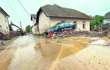 Karolína (22) veze pomoc do poničeného Šumvaldu: ČUMILY NEPOUŠTĚJÍ, POMOCNÍKY ANO!