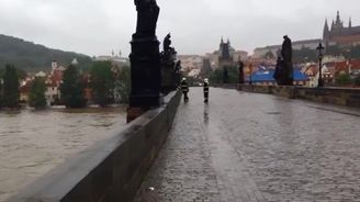 Povodně: Bizarní komunikace úředníků a rozbouřená Vltava ze zavřeného Karlova mostu