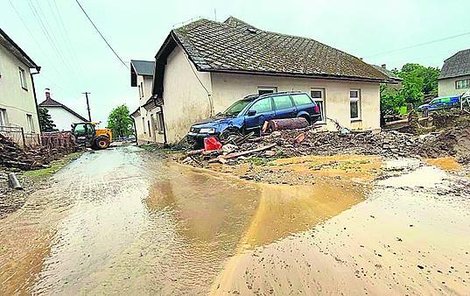 Škody v Šumvaldu a dalších obcích likvidují kromě místních desítky hasičů.