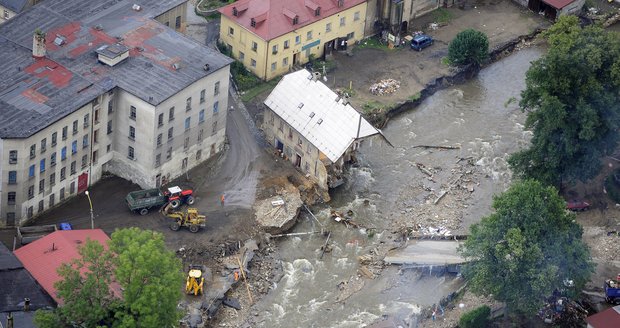 Takhle o uplynulém víkendu velká voda řádila v severočeské Chrastavě. 