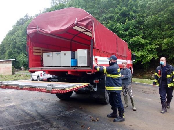 Škody v Šumvaldu a dalších obcích likvidují kromě místních desítky hasičů.