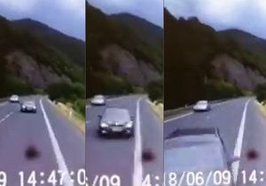 Při nehodě na Děčínsku zahynul řidič osobáku. Vjel do protisměru a čelně se střetl s kamionem.