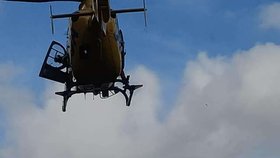 Vrtulník muže transportoval do nemocnice.