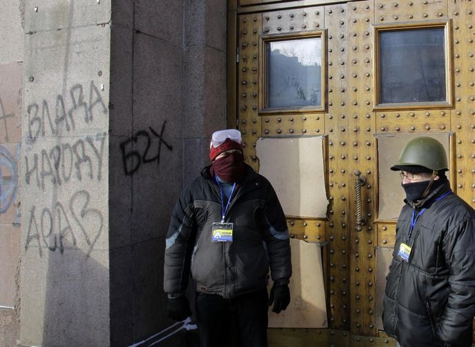 Povstalci hlídají obsazenou budovu ministerstva zemědělství v Kyjevě