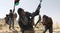 Povstalci s leteckou podporouzápadu vytlačují jednotkyMuammara Kaddáfíhoz východních částíLibye.