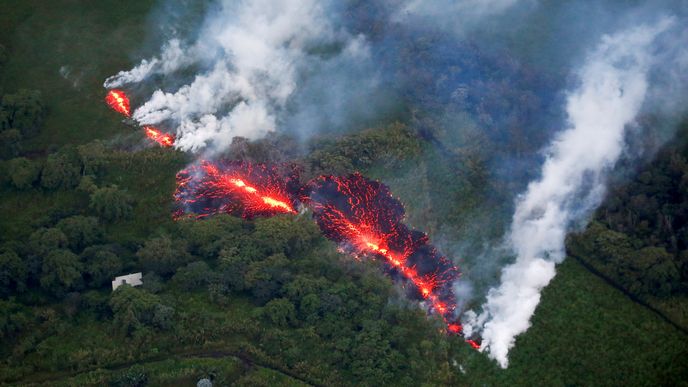 Láva se valí z trhliny při erupci sopky Kilauea na Havaji, USA, 13. května 2018
