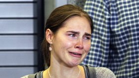 Amanda Knox během tiskové konference na mezinárodním letišti ve Washingtonu po návratu z Itálie poté co tamější soud zrušil její obvinění z vraždy 24leté studentky.(4.10.2011)