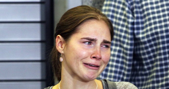 Říjen 2011: Amanda Knox během tiskové konference na mezinárodním letišti ve Washingtonu po návratu z Itálie poté, co tamní soud zrušil její obvinění z vraždy spolubydlící
