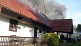 Ničivý požár na Klatovsku: Plameny zničily střechu domu i stodolu 
