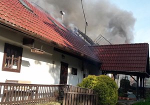 Požár zničil střechu domu i stodolu ve vsi Kydliny u Klatov.